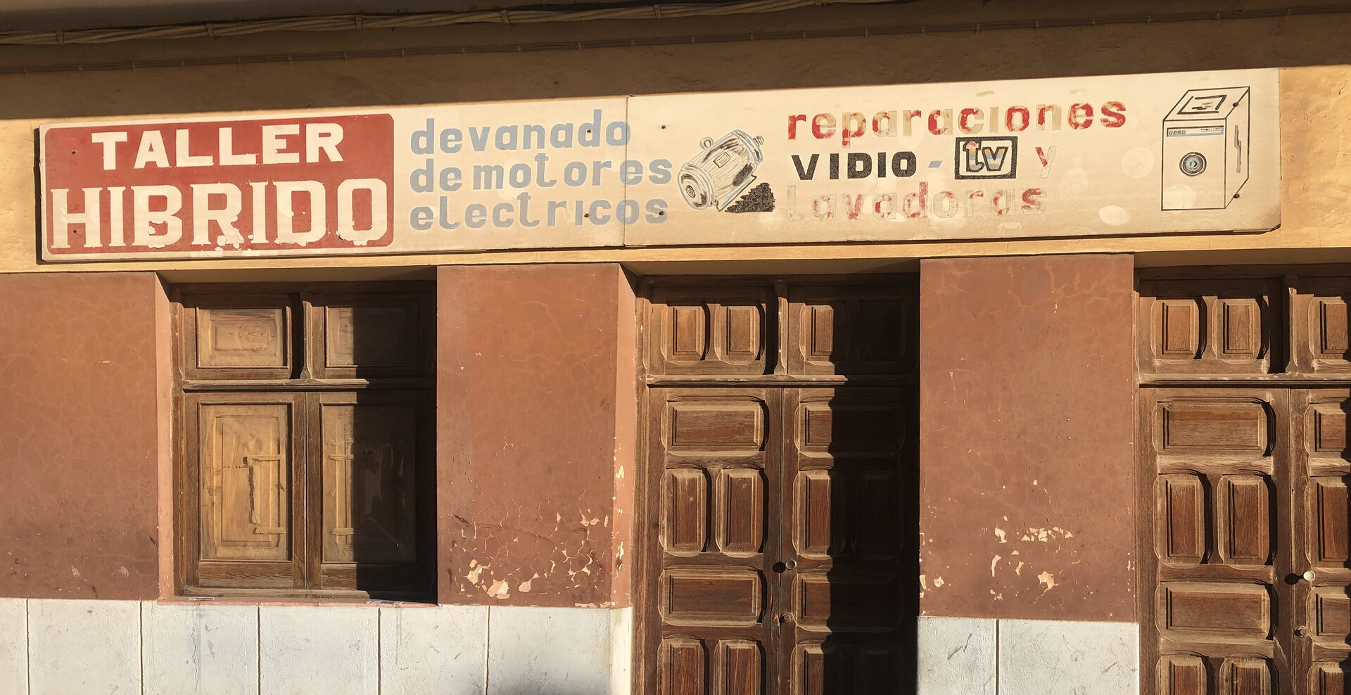 Rótulo pintado a mano del Taller Híbrido