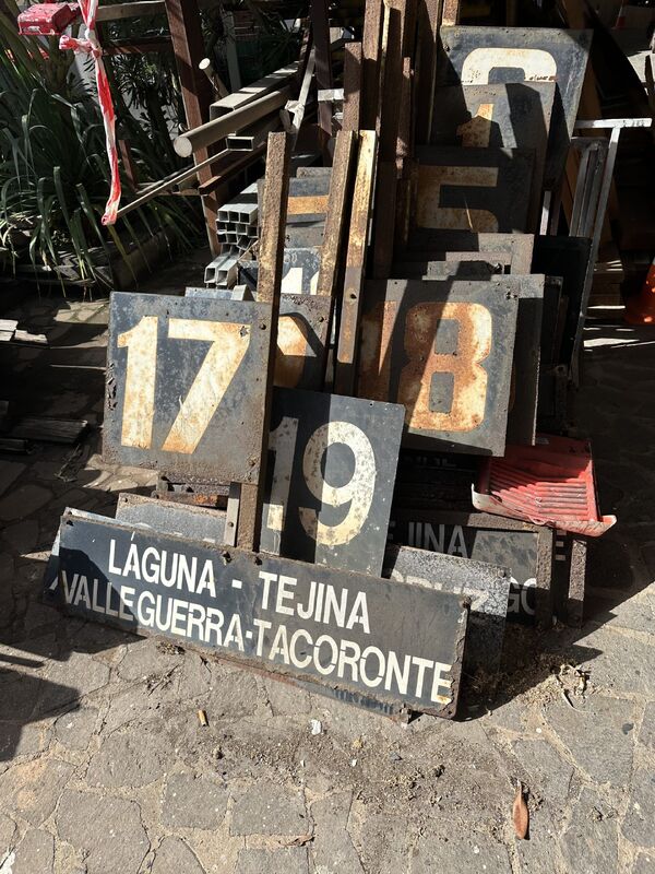 Paneles de la estación de guaguas de La Laguna