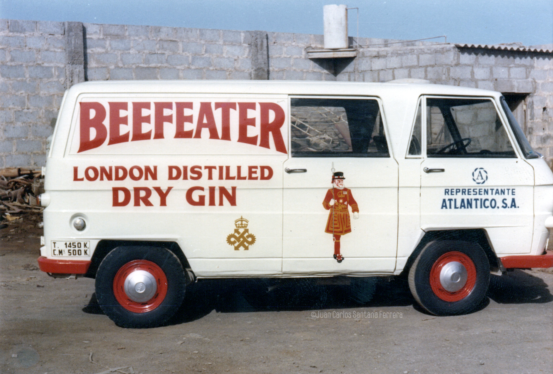 Los vehículos rotulados por Juan el Petudo