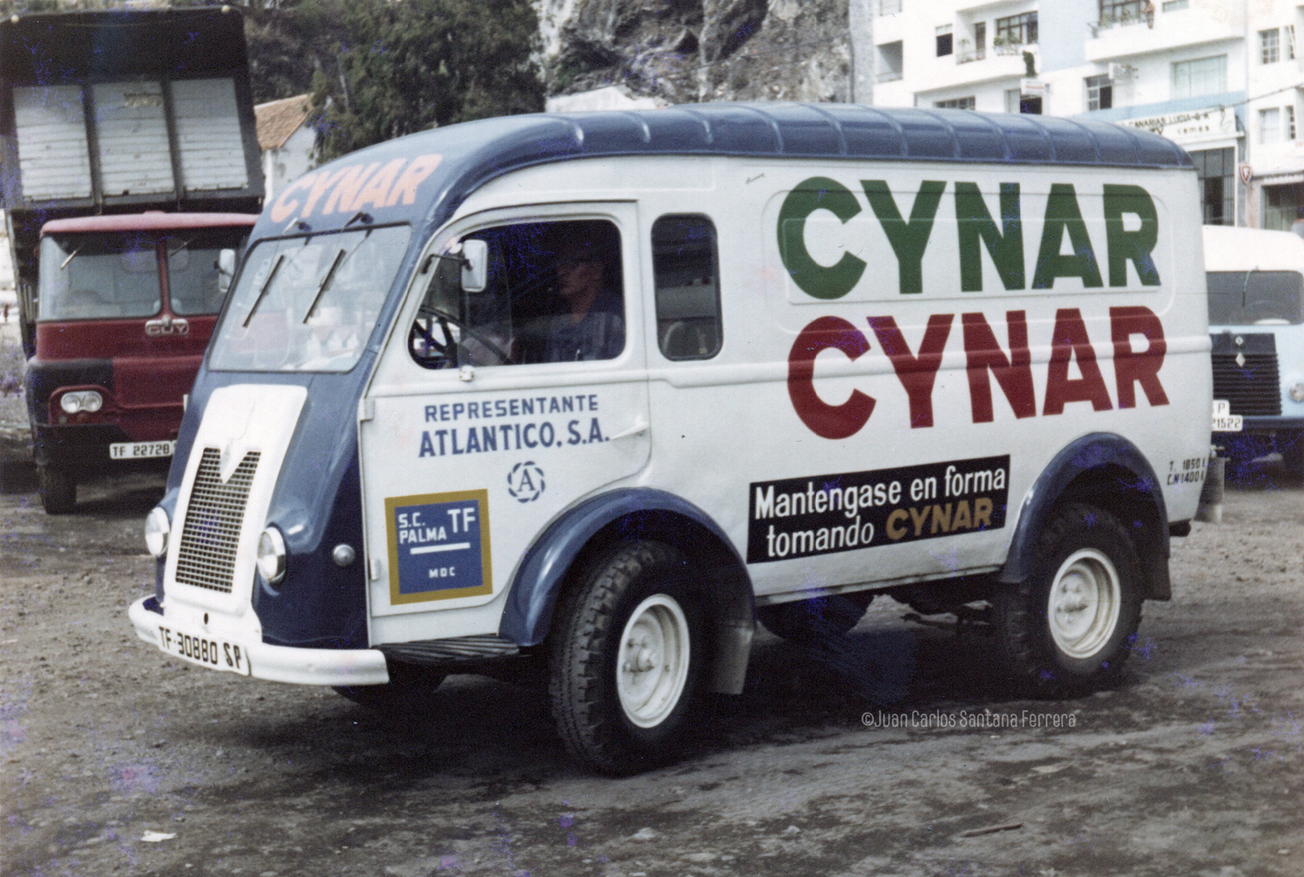 Los vehículos rotulados por Juan el Petudo