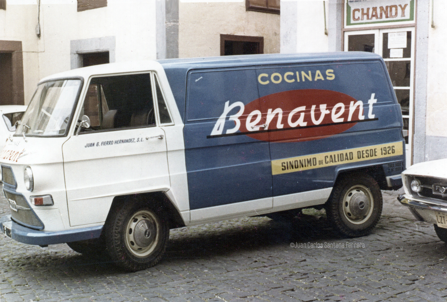 Los vehículos rotulados por Juan el Petudo