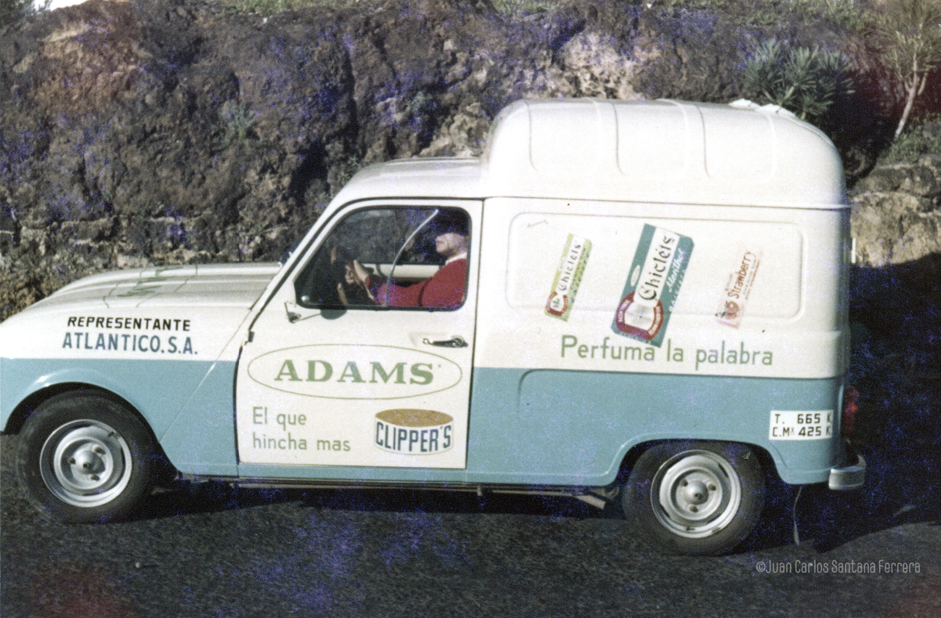 Los vehículos rotulados por Juan el Petudo