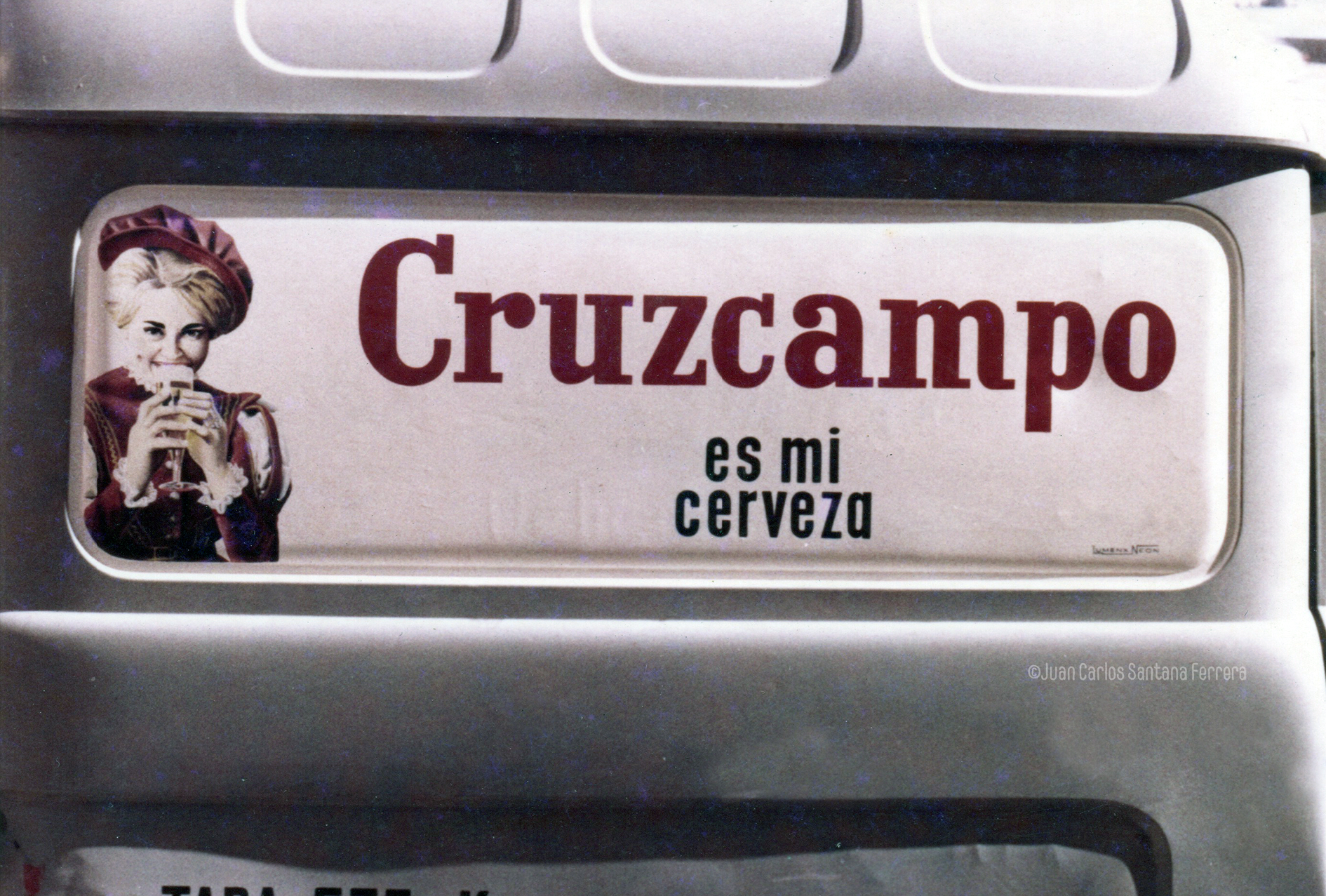 Los vehículos rotulados por Juan el Petudo