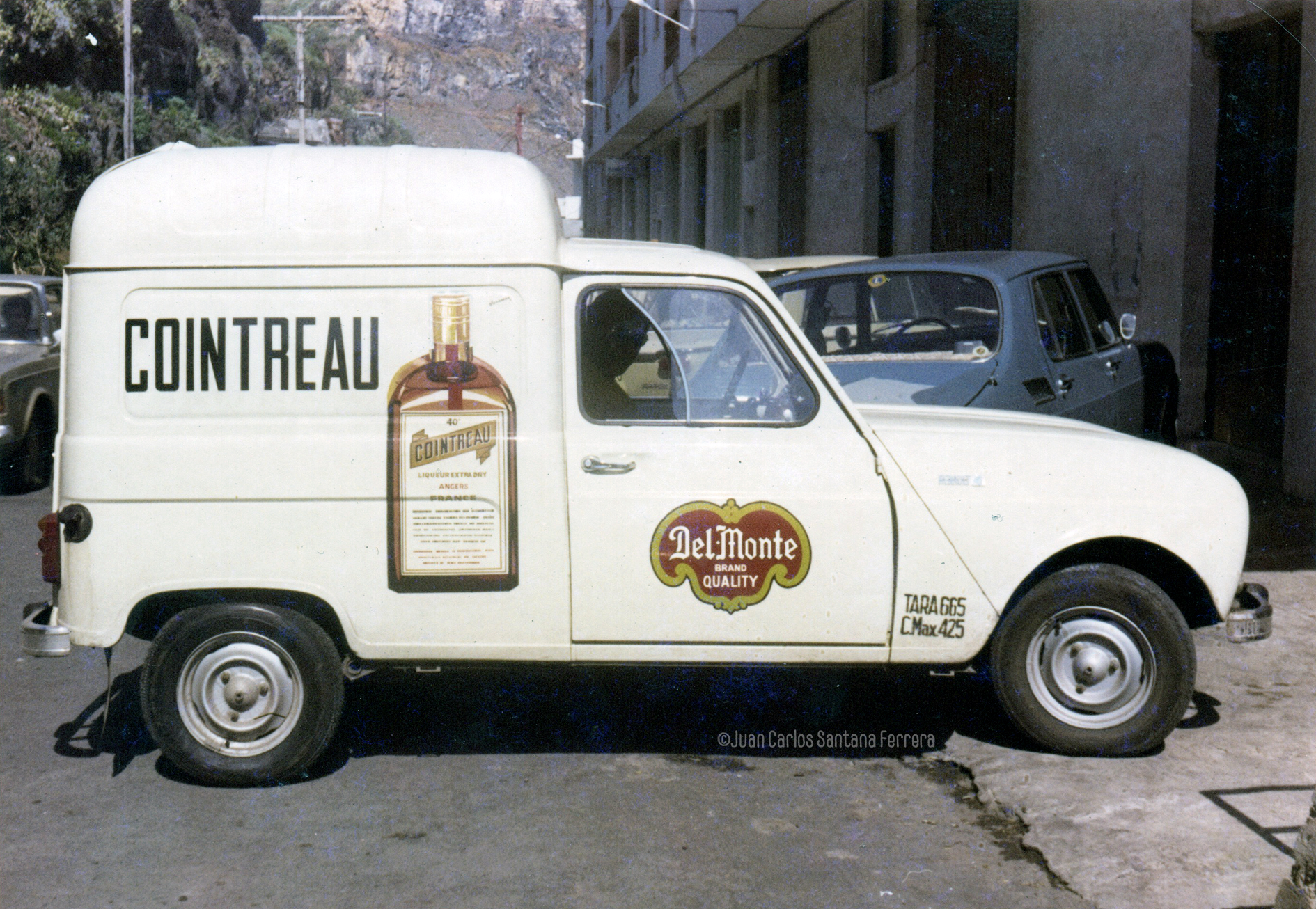 Los vehículos rotulados por Juan el Petudo