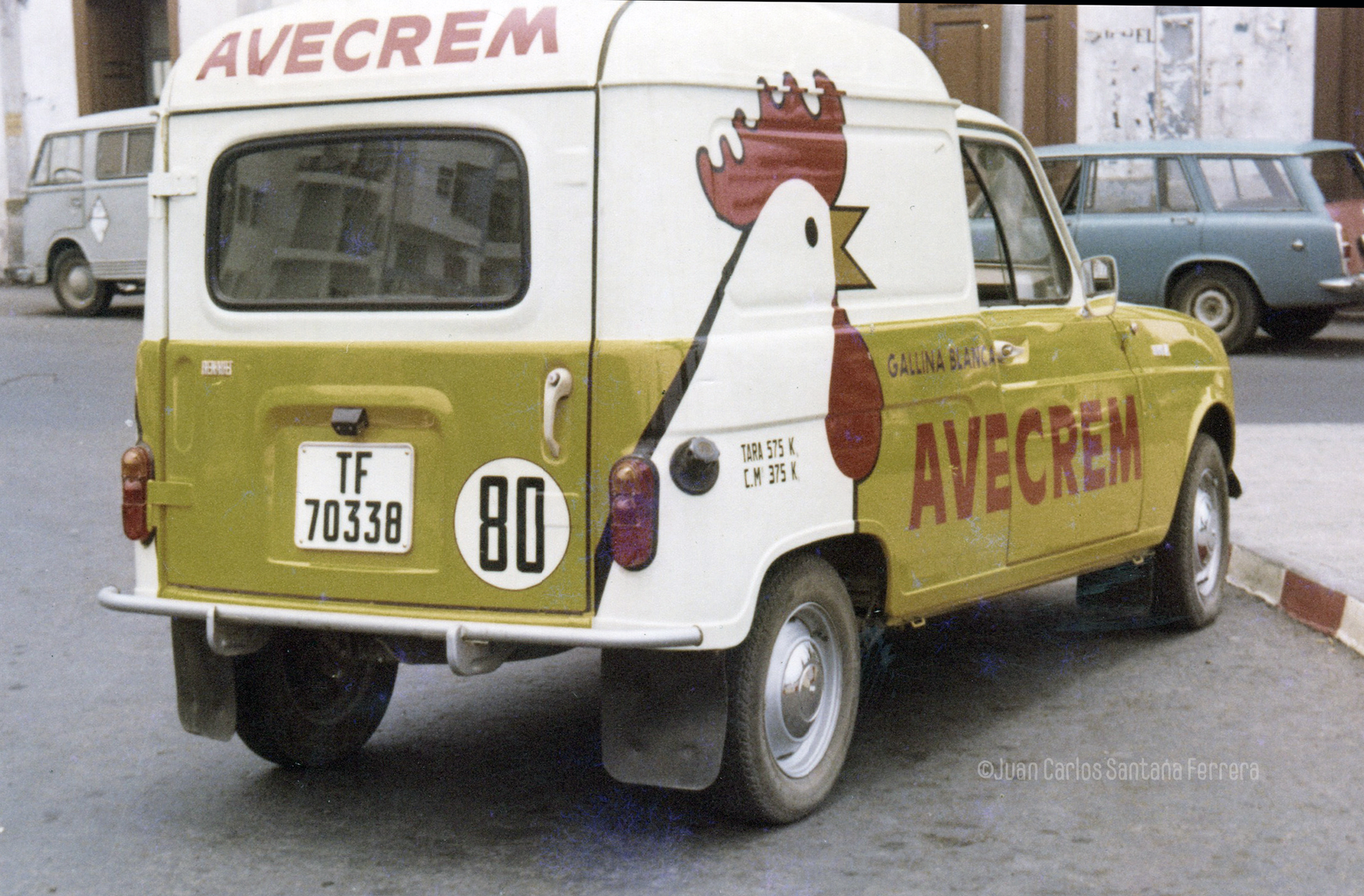 Los vehículos rotulados por Juan el Petudo