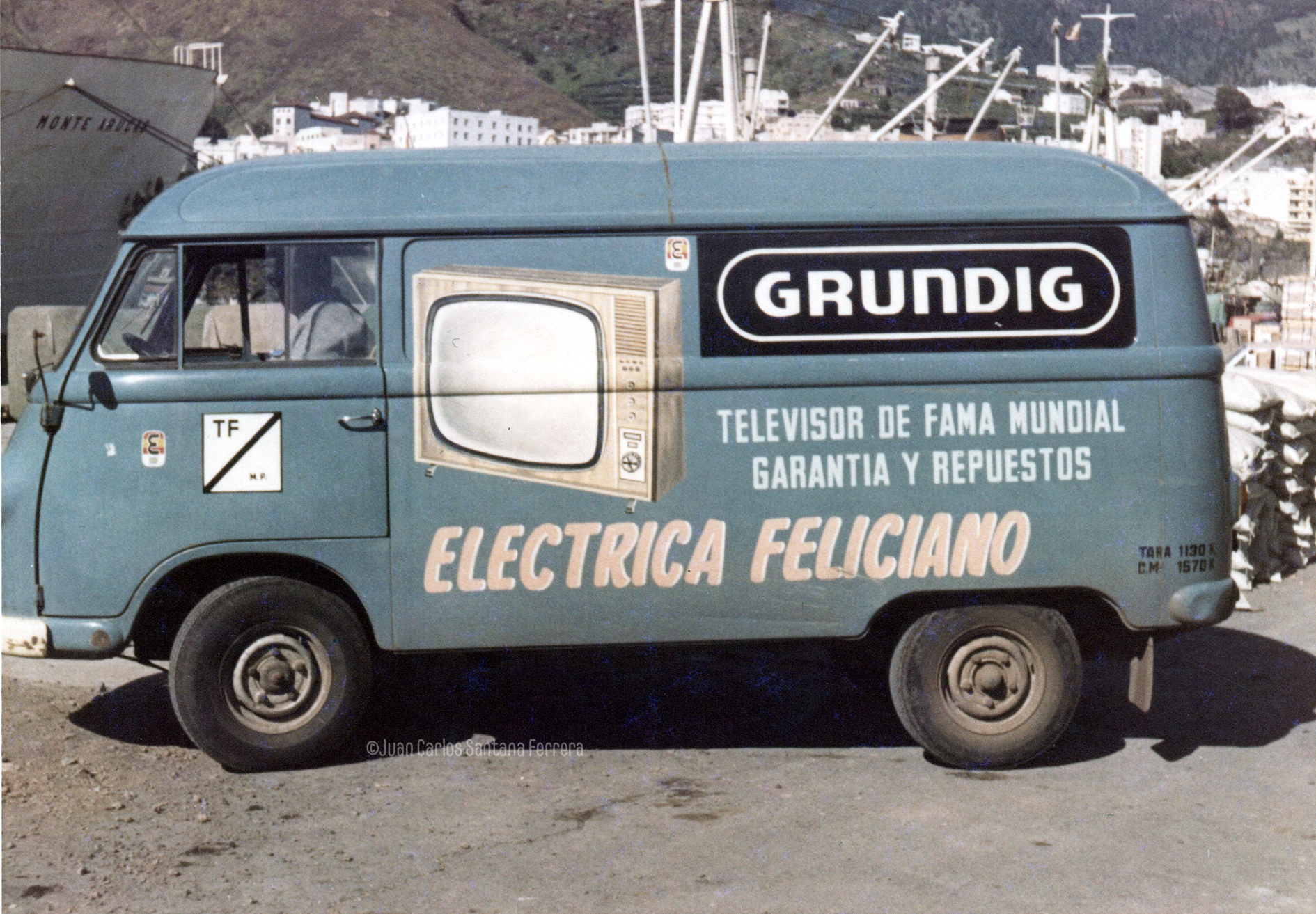 Los vehículos rotulados por Juan el Petudo