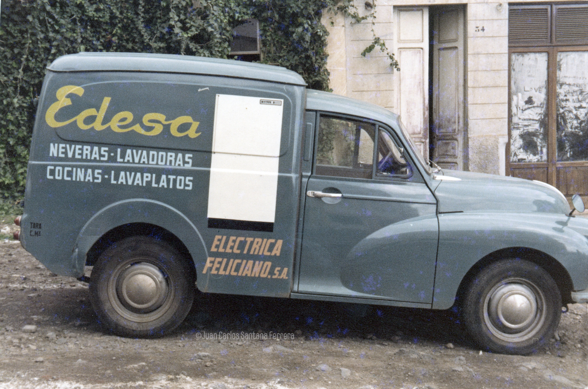 Los vehículos rotulados por Juan el Petudo