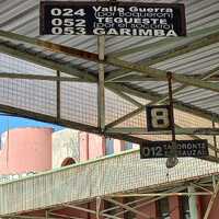Paneles de la estación de guaguas de La Laguna