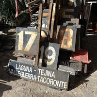 Paneles de la estación de guaguas de La Laguna