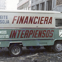 Los vehículos rotulados por Juan el Petudo